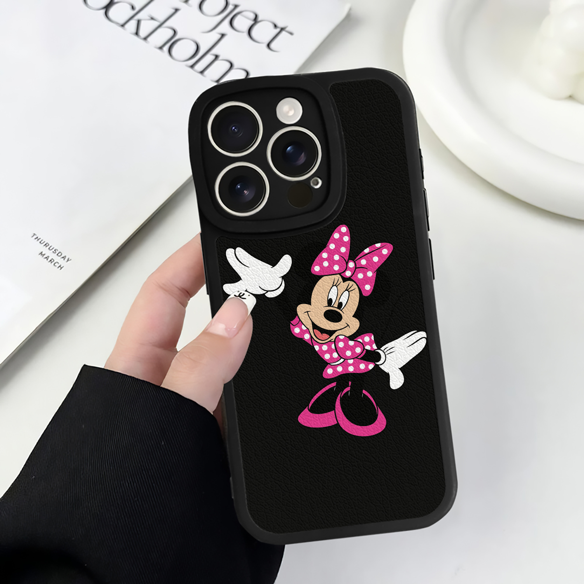 （画像用） ミッキーマウス Mickey Mouse 【iPhone 16シリーズ対応】シリコンスマホケース（レザー調） 材質：シリコン